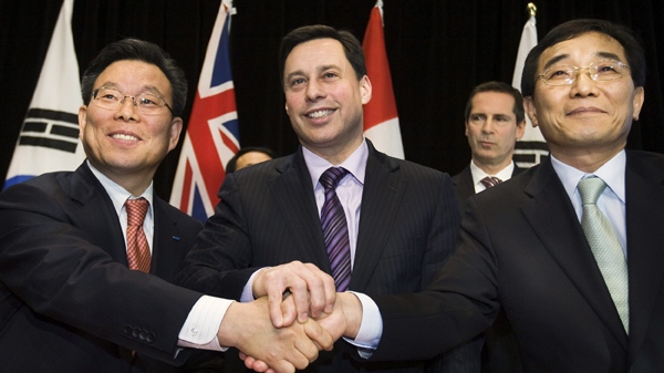 Mr. Sung Ha Chi, CFO of Samsung, left, Brad Duguid, Minister of Energy and Infrastructure, centre, Dalton McGuinty, premier of Ontario, back centre, and Mr. Chan-Ki Jung, executive vice president for KEPCO, right, pose for a photograph after signing the agreement in Toronto, Thursday, Jan. 21, 2010. (Nathan Denette / THE CANADIAN PRESS)  