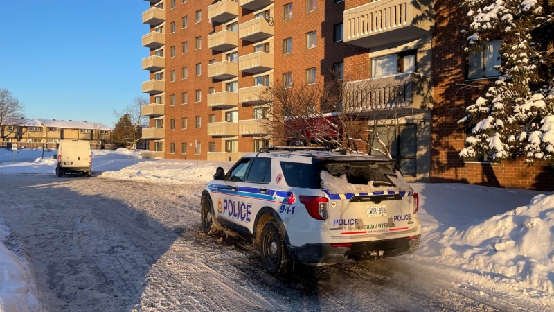Ottawa police outside an apartment building on Saratoga Place on Tuesday, Jan. 31, 2023. The Ottawa police homicide unit is investigating after a man was stabbed to death in the building. (Jim O'Grady/CTV News Ottawa)