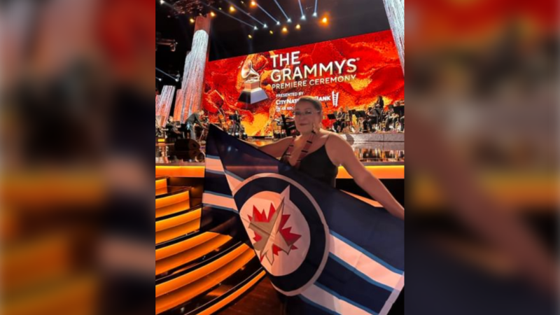 Rhonda Head is pictured on Feb. 5, 2023 at the Grammy Awards waving a Winnipeg Jets flag. The Indigenous-Manitoba singer is a member of the Recording Academy, and has attended the star-studded awards ceremony twice before. (Source: Rhonda Head/Instagram)