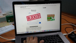 A computer screen displays a notice blocking the Wikipedia website through an online news site in Islamabad, Pakistan, Monday, Feb. 6, 2023.(AP Photo/Anjum Naveed)
