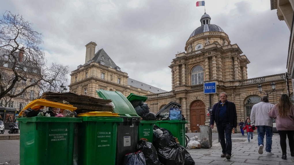 not collected garbage cans paris
