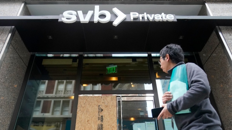 A pedestrian passes a Silicon Valley Bank Private branch in San Francisco, March 13, 2023. (AP Photo/Jeff Chiu)