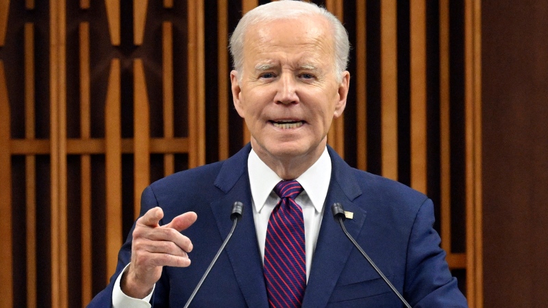 Biden urges sitting MPs to join ovation