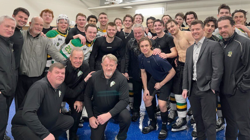 The London Knights posed for a group photo following Coach Dale Hunter's 900th career win as an OHL coach on March 25, 2023. (Source: London Knights/Twitter)