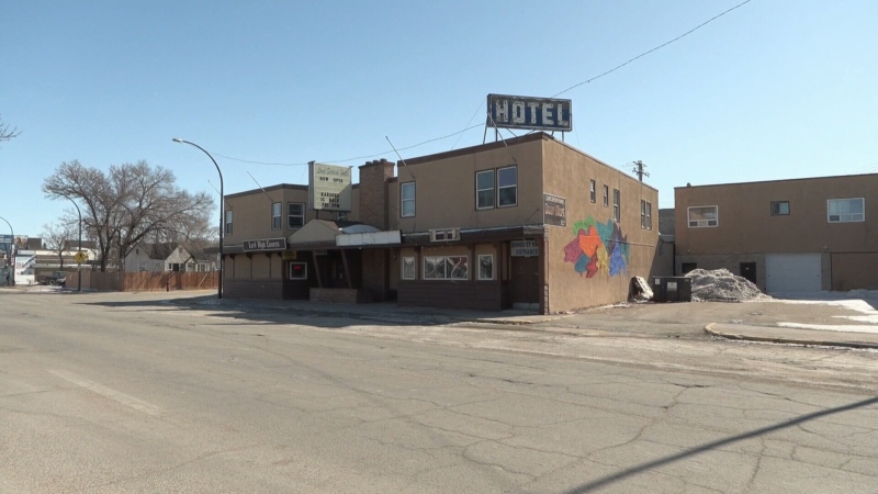 RCMP respond to man with gun at Selkirk Hotel