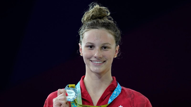 Summer McIntosh of Canada poses after winning the silver medal in the Women's 400 meters freestyle final during the swimming competition of the Commonwealth Games, at the Sandwell Aquatics Centre in Birmingham, England, Wednesday, Aug. 3, 2022. (AP Photo/Kirsty Wigglesworth)