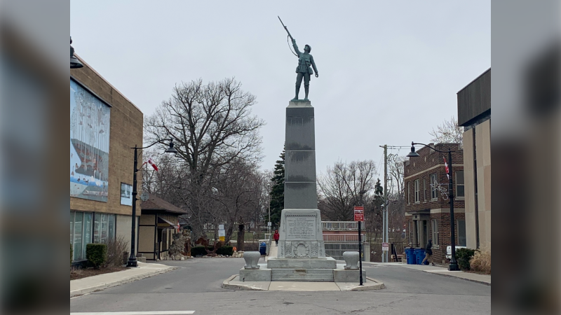 The cenotaph in downtown Chatham, Ont. is seen on Mar. 29, 2023. (Chris Campbell/CTV News Windsor)