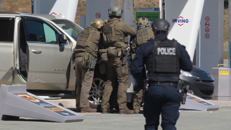 RCMP officers prepare to take the shooter into custody at a gas station in Enfield, N.S. on Sunday April 19, 2020. (THE CANADIAN PRESS/Tim Krochak)
