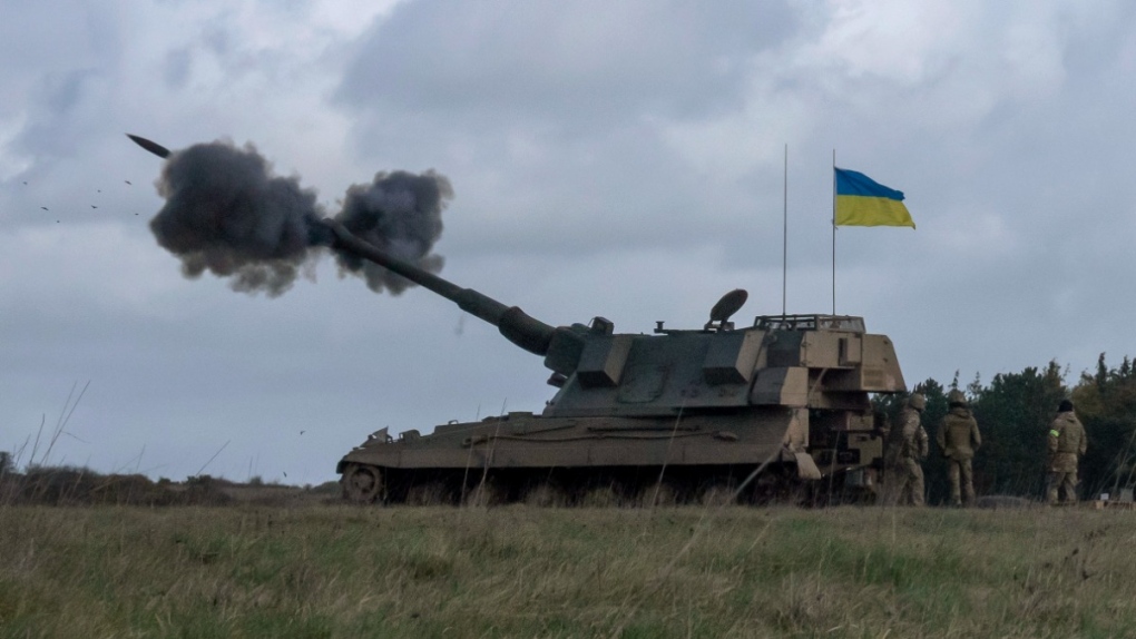 Ukrainian soldiers fire an AS90