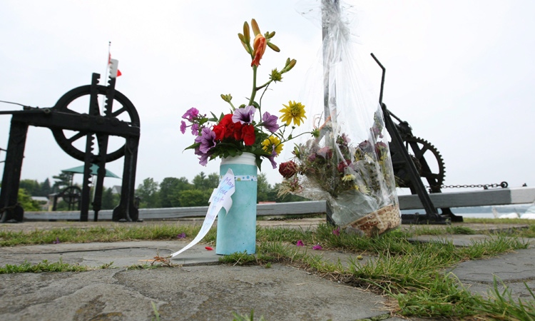 A floral memorial left to four women who died in a submerged car is shown at the Kingston Mills Lock in Kingston, Ont., Thursday, July 23, 2009. (THE CANADIAN PRESS/Peter Redman)