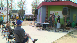 Shoppers browsed through the outdoor market Saturday while food trucks served up their delicious dishes and local musicians played on stage. (Source: Daniel Timmerman, CTV News)
