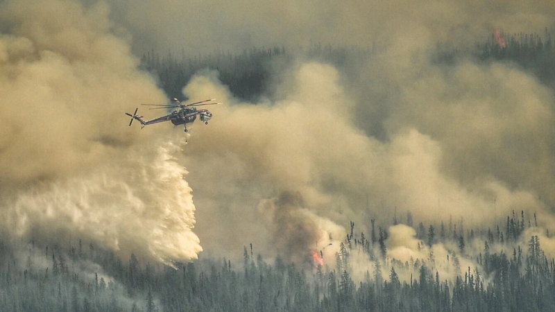 A Skycrane helicopter flies over the 55,000-hectare Eagle WCX001 Complex fire in the Whitecourt Forest Area in late May 2023. (Source: Alberta Wildfire)