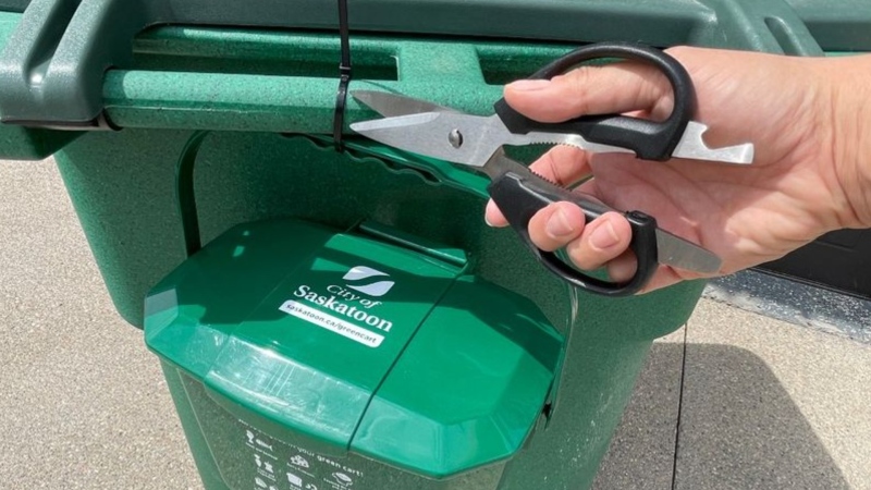 The city says some residents using their green bins have yet to remove their kitchen pails, leading to missed collections. (Facebook/City of Saskatoon)