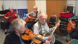 104-year-old banjo player jams in Manitoba