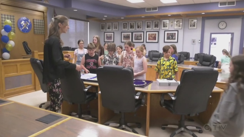 Timmins Mayor Michelle Boileau invited 4 school classes to city hall for personal tours of the building, to celebrate its 85th anniversary. June 2/23 (Sergio Arangio/CTV Northern Ontario)