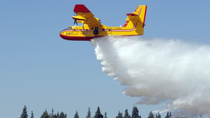 A Canadian Bombardier CL-415 Super Scooper firefighting plane drops water during a demonstration for public officials at Van Nuys Airport in Los Angeles Monday, Aug 26, 2013. The aircraft, on lease from Quebec, Canada, arrived in Los Angeles County to bolster the Fire Department’s efforts against wildfires. Super Scooper is the nickname given to amphibious firefighting aircraft built by Canadair, now Bombardier. (AP Photo/Nick Ut)

