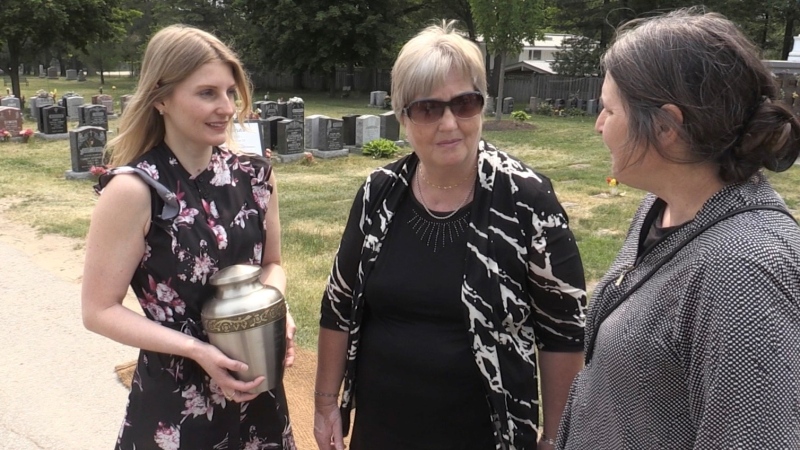 The mystery behind an urn found in the front lawn of a Barrie home has been returned to its family on Mon., June 5, 2023. (CTV News/Alessandra Carneiro)
