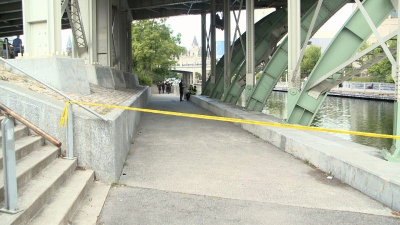 Ottawa police investigating the discovery of a body along the Rideau Canal near Confederation Park. (Chris Black/CTV News Ottawa)
