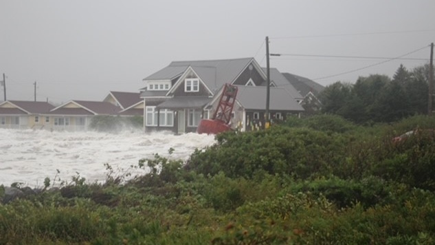 Powerful waves pound the coast on Saturday in Lockeport, N.S. (Courtesy: Dr. Neeloo Bhatti) 