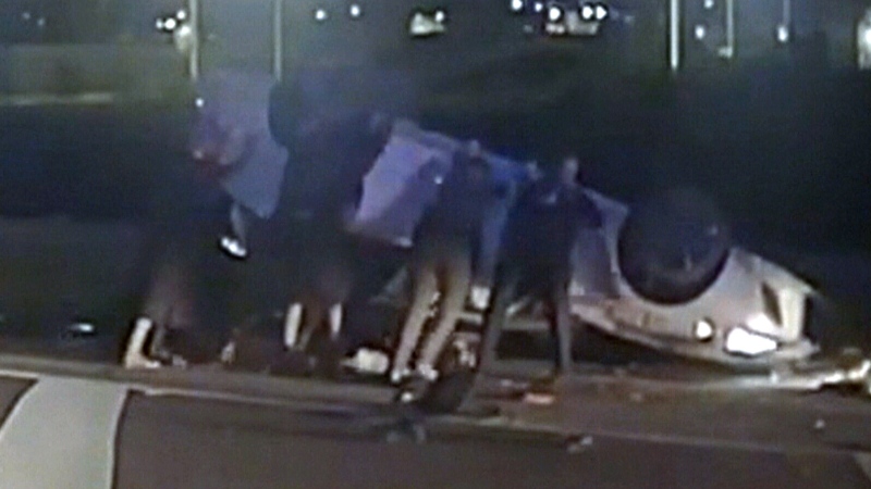  Bystanders help officer lift car to rescue teen