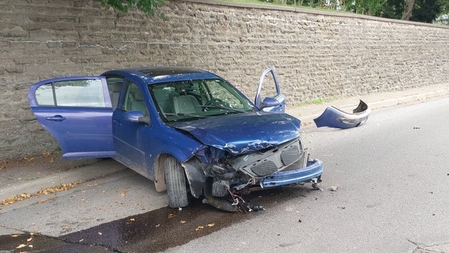 OPP posted a photo of a blue vehicle with a damaged front end on Sept. 18, 2023. (X/OPP_WR)