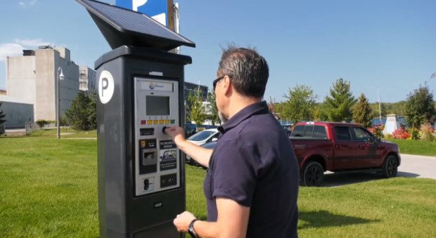 A man pays for parking in Midland on Sat., Sept. 23, 2023 (Molly Frommer/CTV News). 