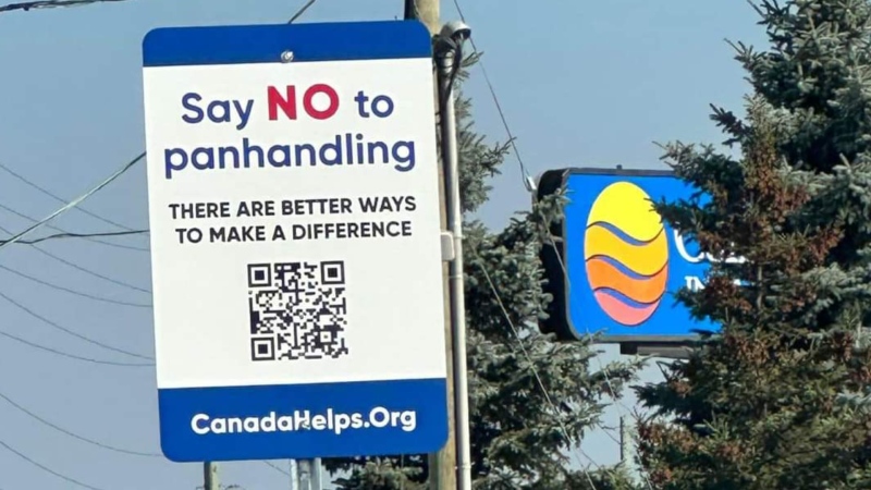 A sign discouraging panhandling seen in Barrie on Mon. Sept. 25, 2023 (Source: Rob Romanek/Facebook)