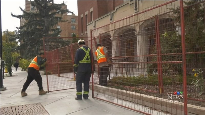 Regina city hall fences to be removed