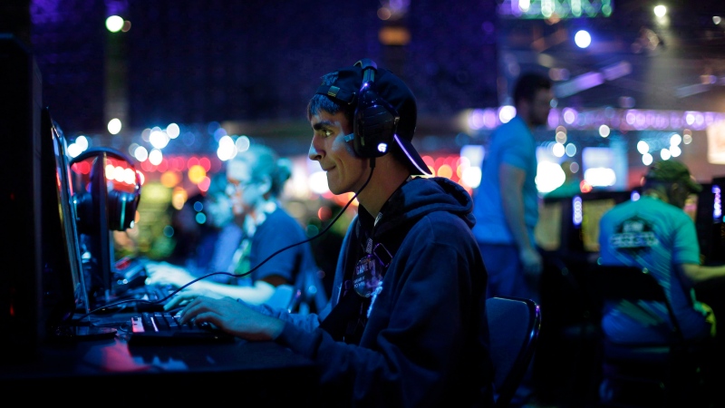 An attendee plays a video game at the BlizzCon, in Anaheim, Calif., on November 6, 2015. (THE CANADIAN PRESS/AP, Jae C. Hong)