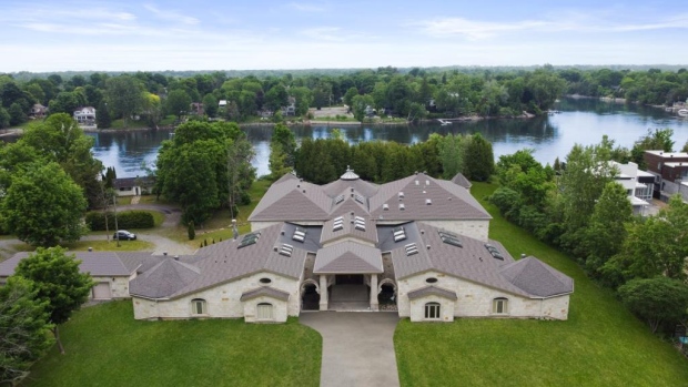 Considered one of the largest waterfront estates in Canada, this home is located in the Ile-Bizard-Sainte-Geneviève borough. The six-bedroom, seven-bathroom mansion comes with an interior tropical garden, an indoor and outdoor pool, and spa areas. The total lot measures a whopping 145,000 sqft. (M Immobilier) 