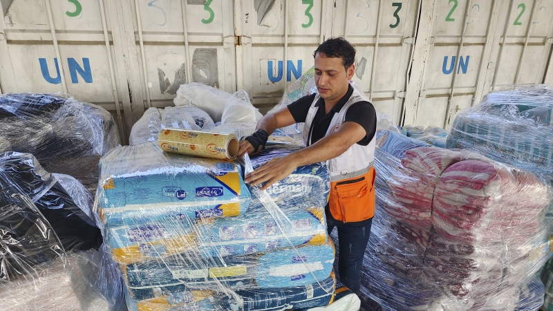 Thousands loot UN aid warehouses in Gaza as death toll tops 8,000 and Israel widens ground offensive