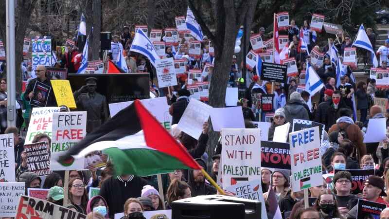 Protesters came out in support of Gaza and Israel on Sunday, Nov. 19. (Bill Macfarlane/CTV News Calgary)