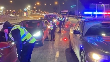 Police stop drivers at a roadblock (photo: Sûreté du Québec)