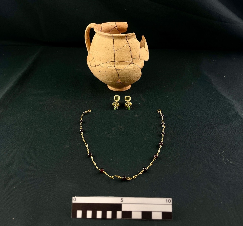 Ancient skeletons found with jewels