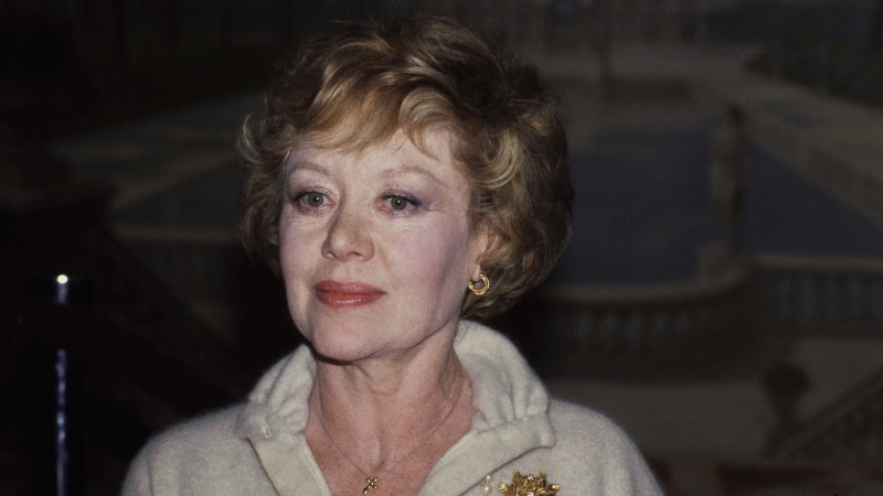 Glynis Johns, 'Mary Poppins' star who first sang Sondheim's 'Send in the Clowns,' dies at 100