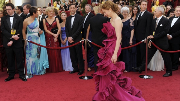 Vera Farmiga arrives at the 82nd Academy Awards Sunday, March 7, 2010, in the Hollywood section of Los Angeles. (AP Photo/Chris Pizzello)