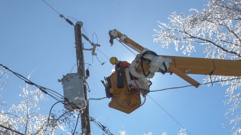 A hydro worker repairs a power line in this file photo. (THE CANADIAN PRESS/Ryan Remiorz)