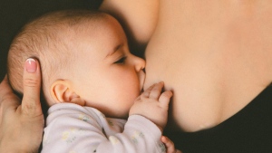 A mother breastfeeds her baby. (Credit: Анастасия Войтко/pexels.com)