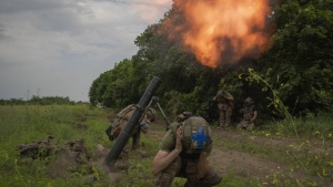 Ukrainian soldiers fire towards Russian positions on the frontline in Zaporizhzhia region, Ukraine, Saturday, June 24, 2023. THE CANADIAN PRESS/AP, Efrem Lukatsky