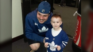 Finnegan Sposito, of Barrie, Ont., meets his hockey hero, Toronto Maple Leafs' Auston Matthews, in 2019. (Supplied: Sposito Family)