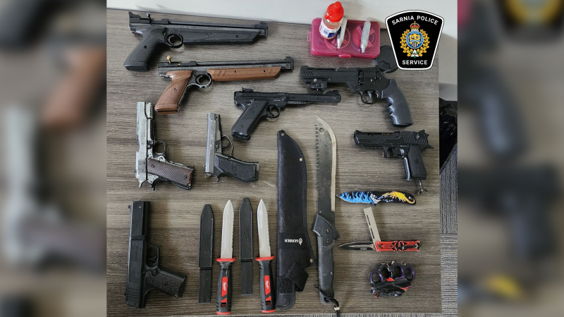 Weapons seized by Sarnia police on Feb. 25, 2024. (Source: Sarnia Police/X) 