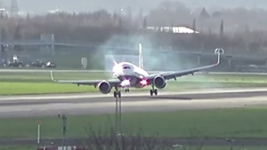Video shows aborted landing at Heathrow 