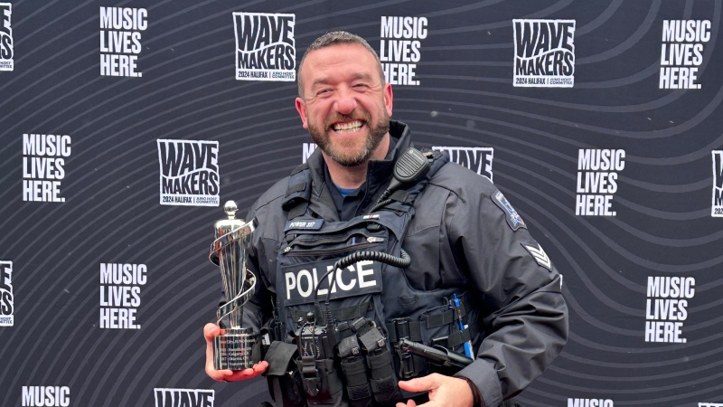 Off-duty police officer Phil Power saved the life of a choking woman. (Source: Twitter/@TonyMancini_NS)
