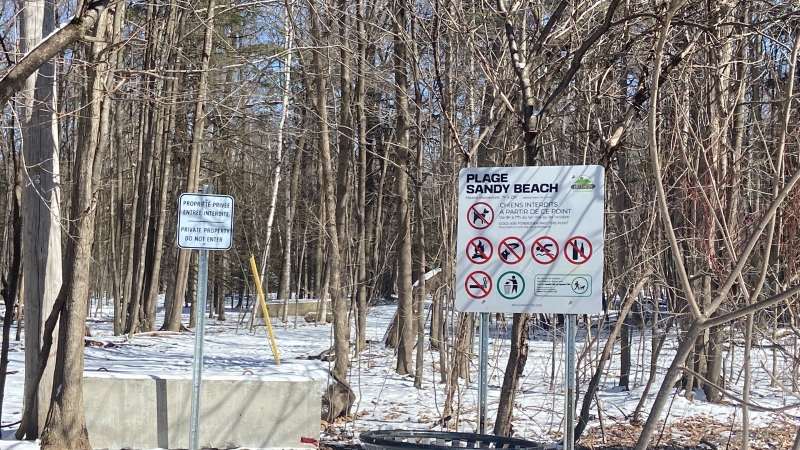 Residents in Hudson, Que. have noticed private property signs blocking access to the 'Sandy Beach,' as residents fight with developers for access. (Christine Long, CTV News)