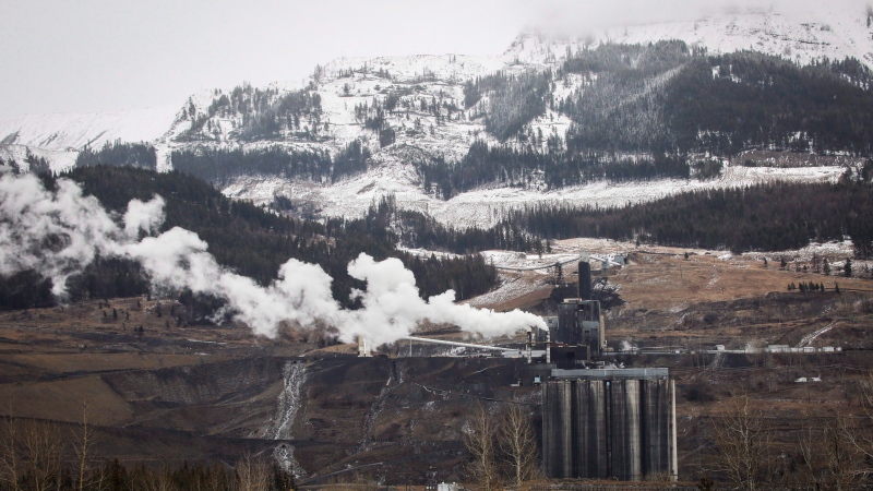 A coal mining operation in Sparwood, B.C., is shown on Wednesday, Nov. 30, 2016. (THE CANADIAN PRESS/Jeff McIntosh)