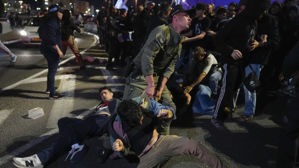Police dragging away Israeli protestors