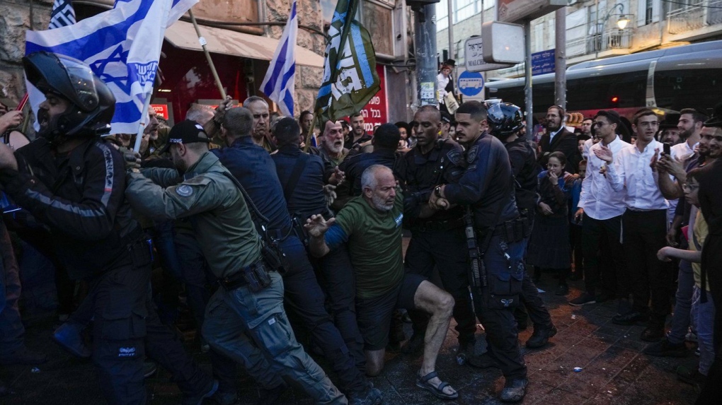 Israeli protestors pushing against Israeli police