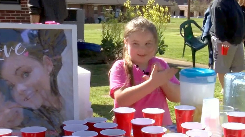Girl sells lemonade to pay for mother's headstone