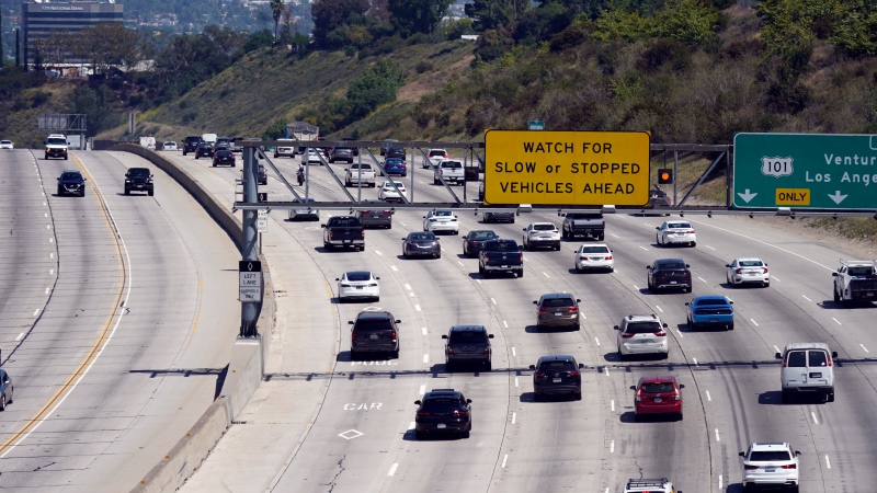 Motorists make their way along the 405 freeway in the Sepulveda Pass area, Thursday, April 14, 2022, in Los Angeles. (AP Photo / Marcio Jose Sanchez)
