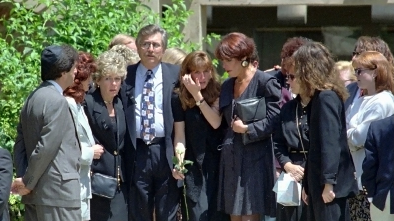 Fred Goldman, left centre, is flanked by his wife, Patti, left, and daughter Kim, centre, as they leave the Valley Oaks Memorial Park in Westlake Village, Calif., Thursday, June 16,1994. (AP Photo/Kevork Djansezian)